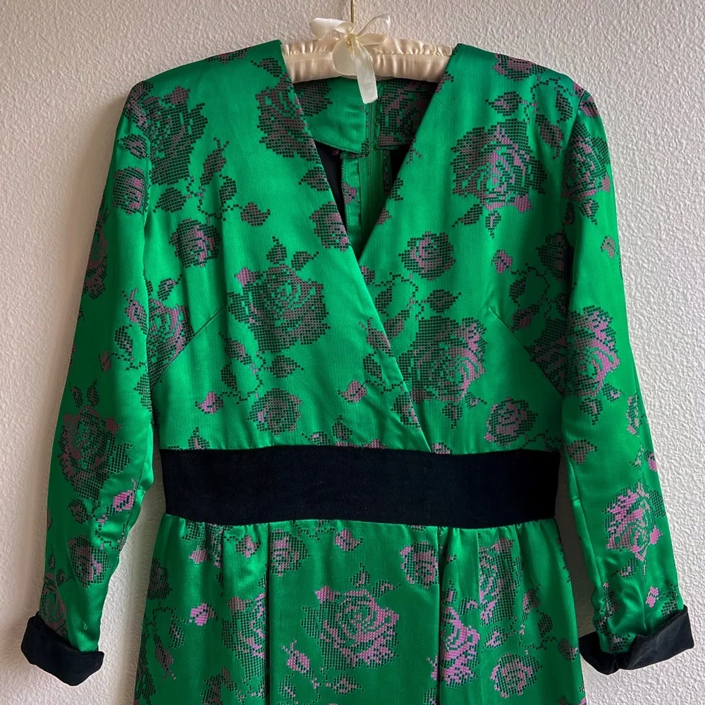 Vintage 1950s Emerald Satin Dress With Pink Florals (M) - Picture 6 of 12